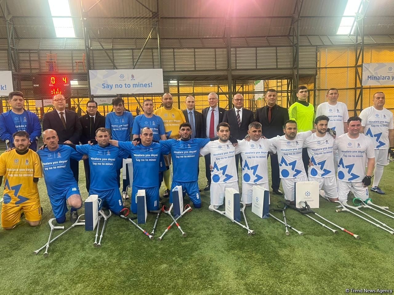 Britaniya səfiri mina partlayışları nəticəsində xəsarət almış amputant şəxslərin futbol oyununu izləyib (FOTO)