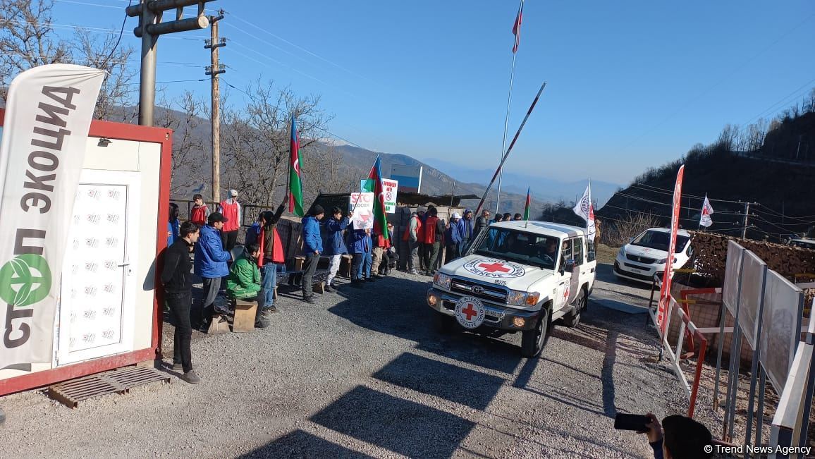BQXK-ya məxsus avtomobillər Laçın yolundan keçib (FOTO)