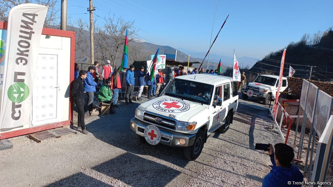 BQXK-ya məxsus avtomobillər Laçın yolundan keçib (FOTO)