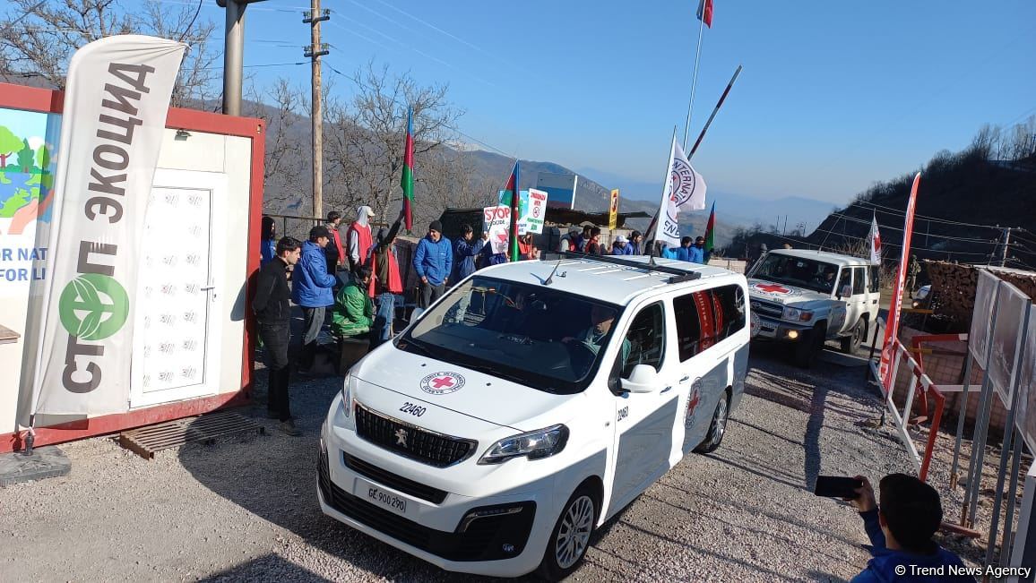 BQXK-ya məxsus avtomobillər Laçın yolundan keçib (FOTO)