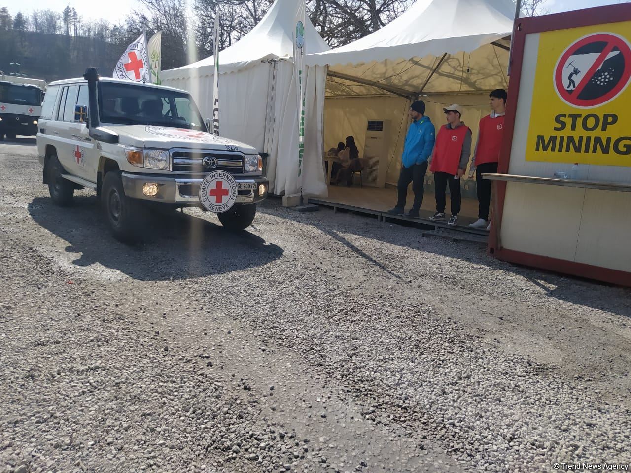 BQXK-ya məxsus avtomobillər Laçın yolundan keçib (FOTO)