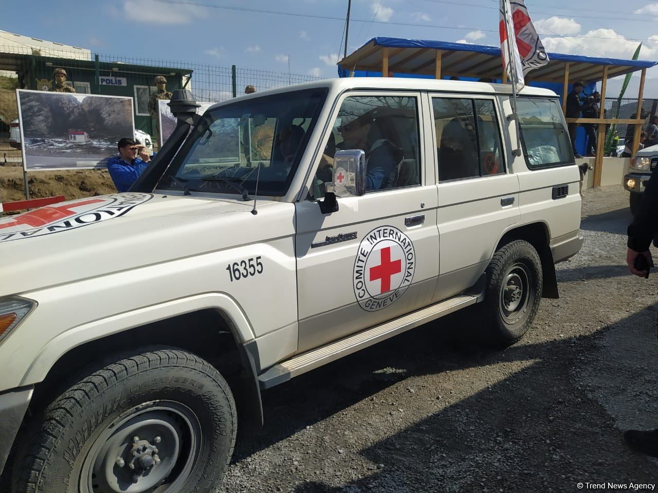 BQXK-ya məxsus avtomobillər Laçın yolundan keçib (FOTO)