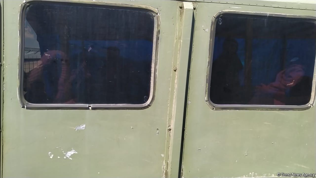 Erməni sakinlərin də olduğu avtomobillər Laçın yolundan maneəsiz keçib (FOTO)