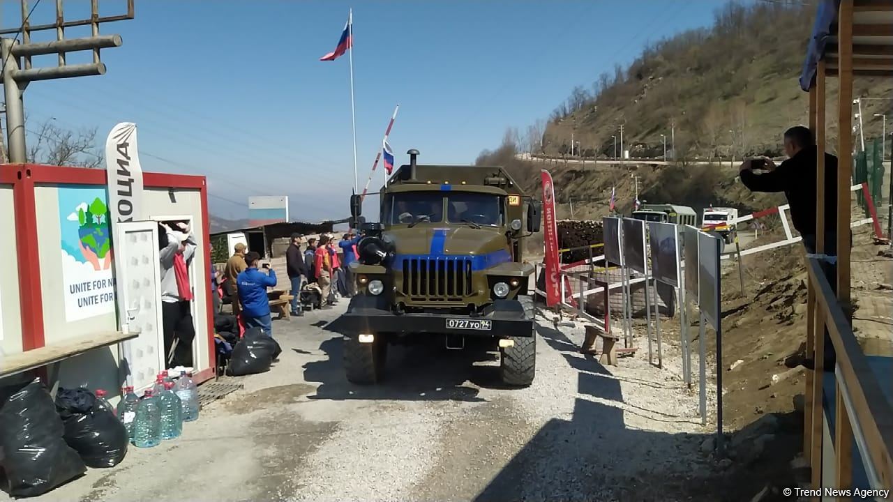 Erməni sakinlərin də olduğu avtomobillər Laçın yolundan maneəsiz keçib (FOTO)