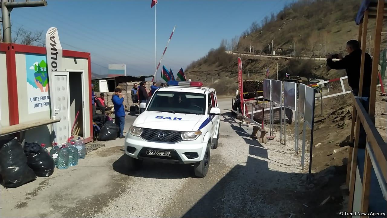 Erməni sakinlərin də olduğu avtomobillər Laçın yolundan maneəsiz keçib (FOTO)