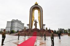 Azərbaycan Prezidenti İlham Əliyev Düşənbədə İsmoili Somoni abidəsini ziyarət edib (FOTO/VİDEO)