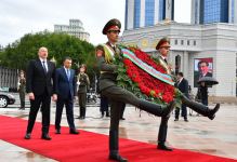 Azərbaycan Prezidenti İlham Əliyev Düşənbədə İsmoili Somoni abidəsini ziyarət edib (FOTO/VİDEO)