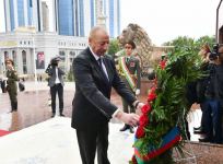 Azərbaycan Prezidenti İlham Əliyev Düşənbədə İsmoili Somoni abidəsini ziyarət edib (FOTO/VİDEO)