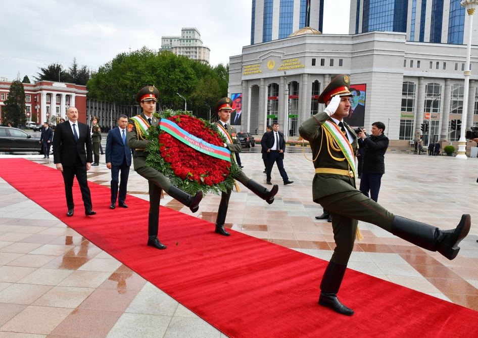 Azərbaycan Prezidenti İlham Əliyev Düşənbədə İsmoili Somoni abidəsini ziyarət edib (FOTO/VİDEO)