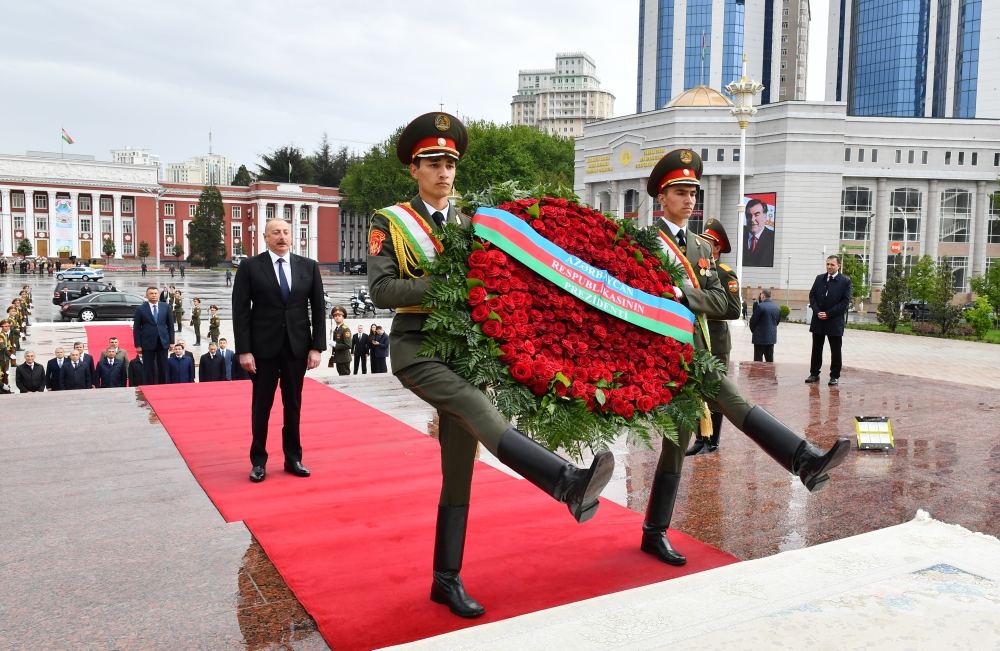 Azərbaycan Prezidenti İlham Əliyev Düşənbədə İsmoili Somoni abidəsini ziyarət edib (FOTO/VİDEO)