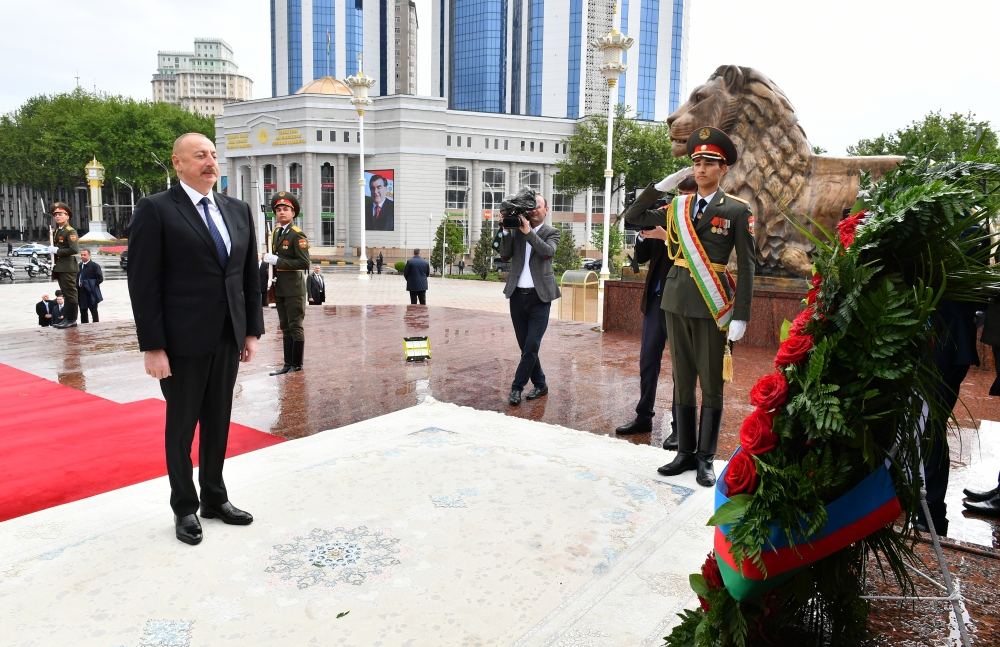 Azərbaycan Prezidenti İlham Əliyev Düşənbədə İsmoili Somoni abidəsini ziyarət edib (FOTO/VİDEO)