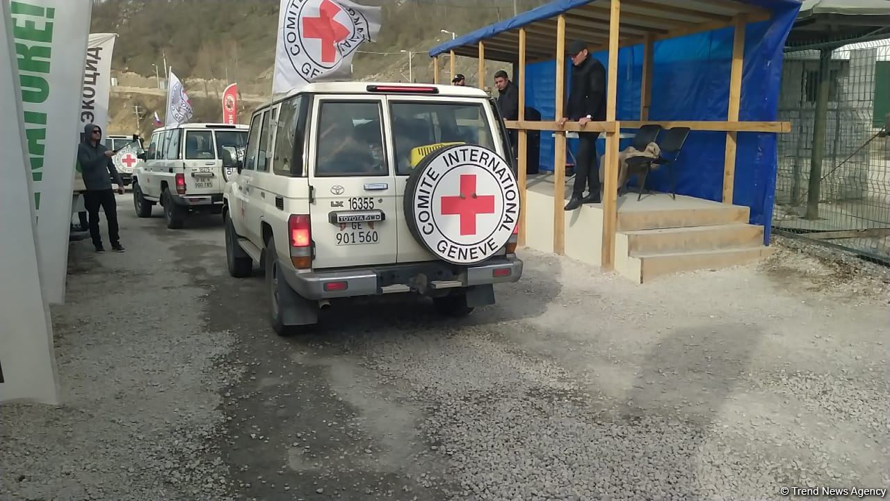 BQXK-ya məxsus avtomobillər Laçın yolundan keçib (FOTO)
