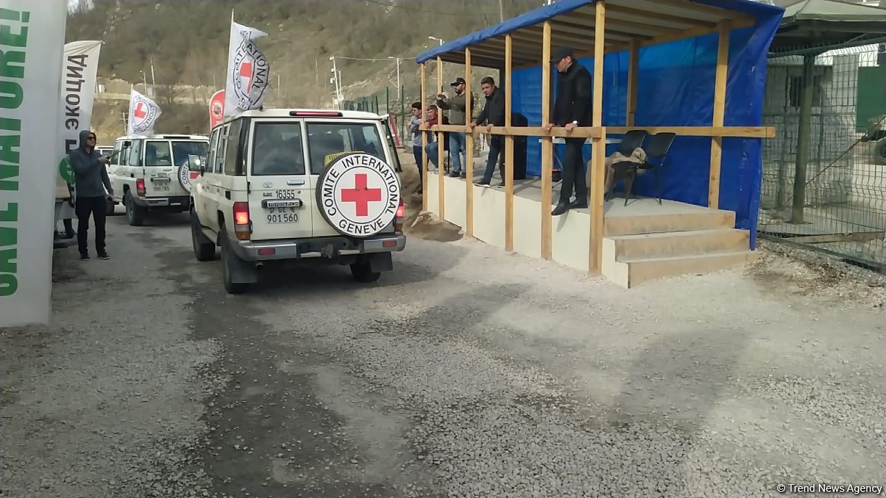 BQXK-ya məxsus avtomobillər Laçın yolundan keçib (FOTO)