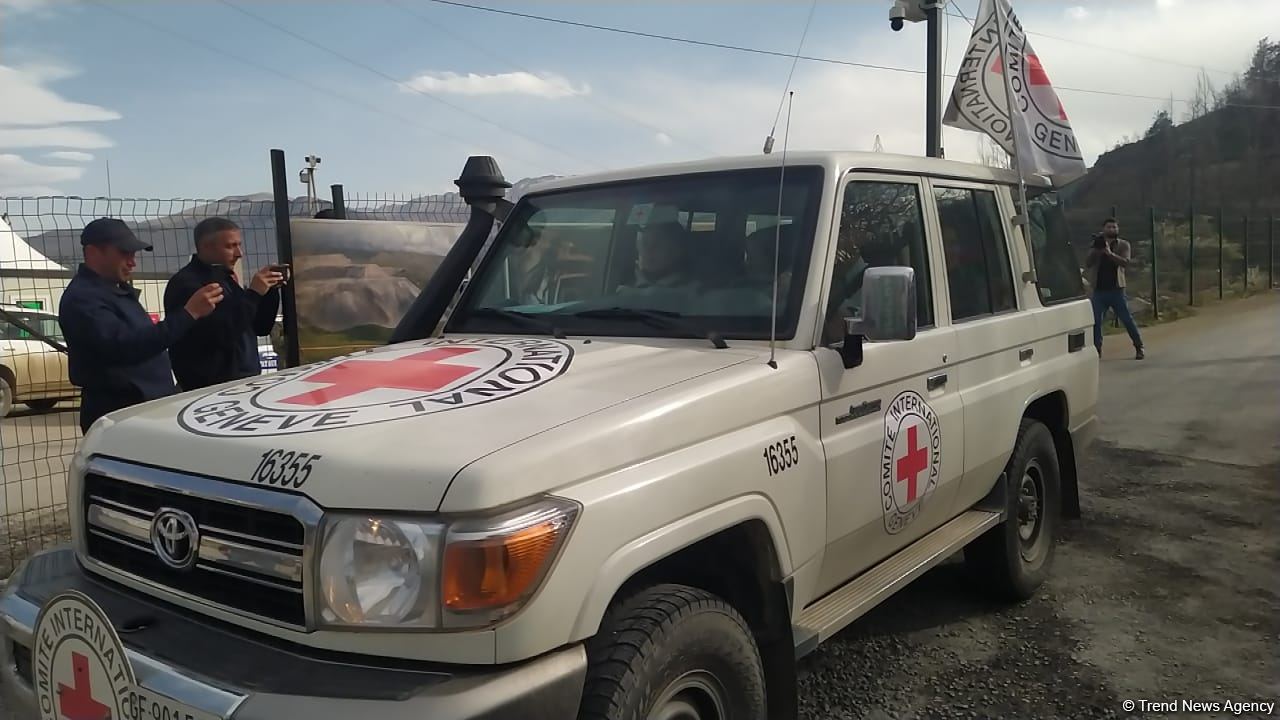 BQXK-ya məxsus avtomobillər Laçın yolundan keçib (FOTO)