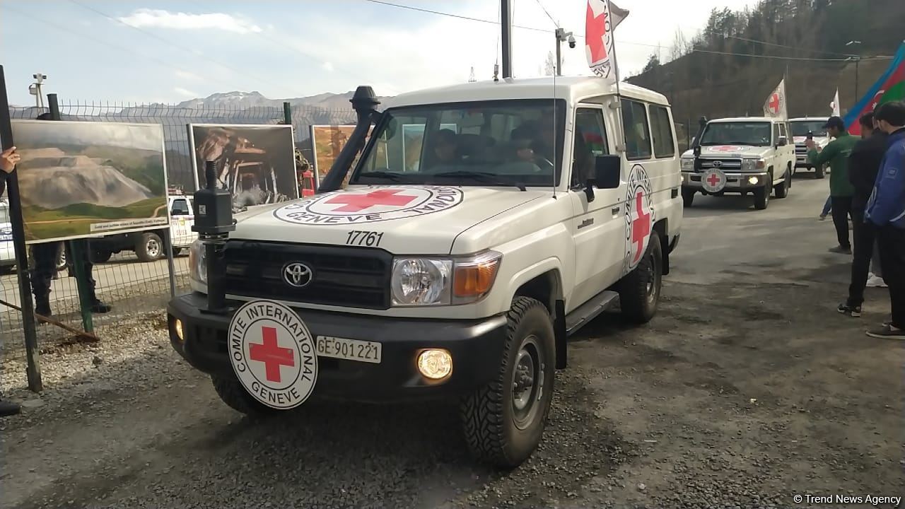 BQXK-ya məxsus avtomobillər Laçın yolundan keçib (FOTO)