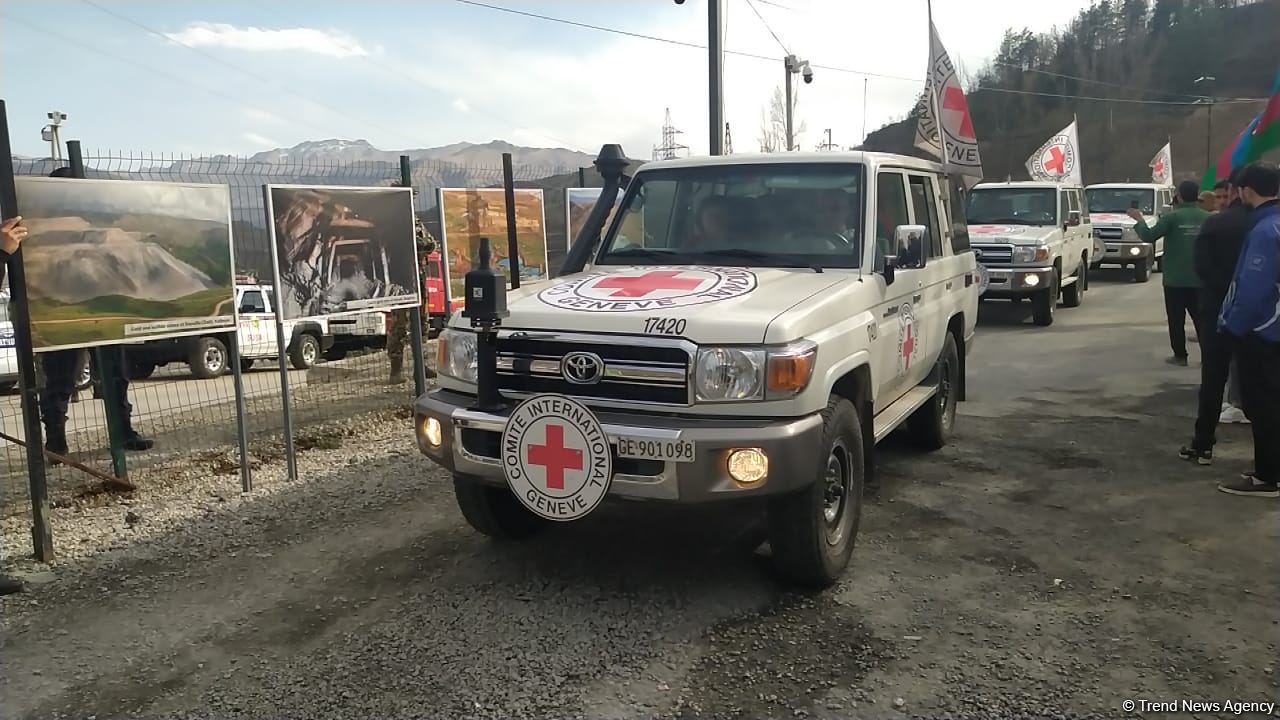 BQXK-ya məxsus avtomobillər Laçın yolundan keçib (FOTO)