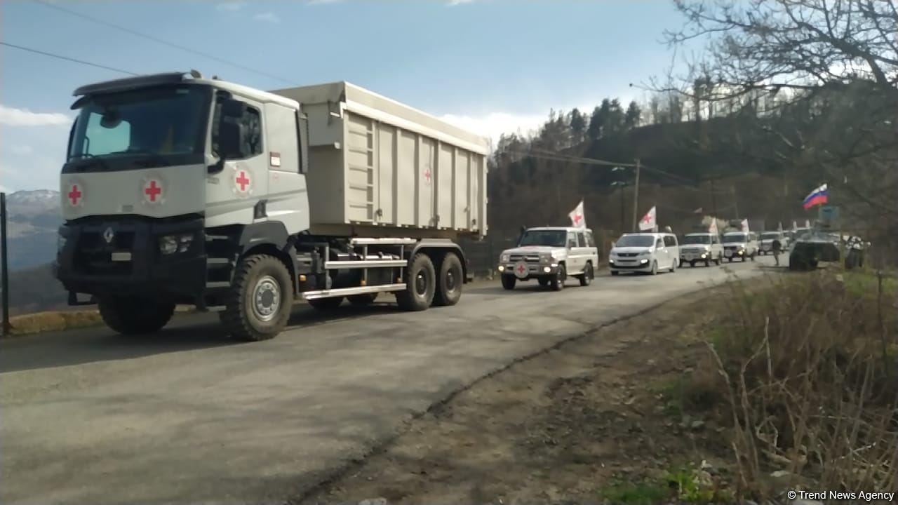 BQXK-ya məxsus avtomobillər Laçın yolundan keçib (FOTO)