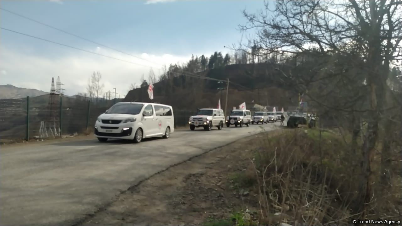 BQXK-ya məxsus avtomobillər Laçın yolundan keçib (FOTO)