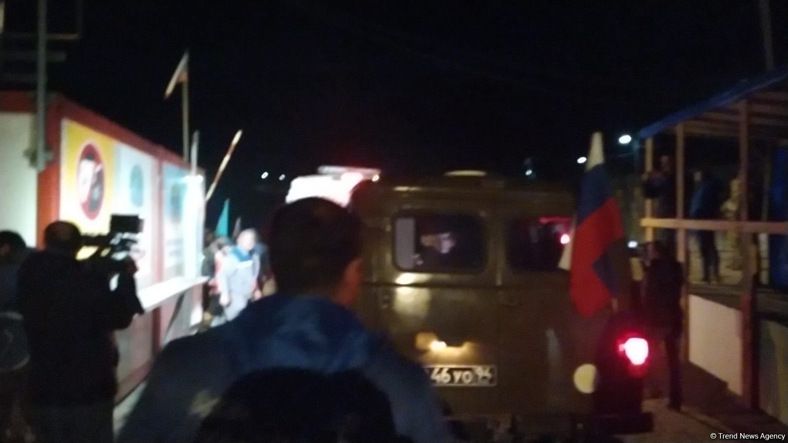 Azərbaycanlı həkimlər Xankəndi-Laçın yolunda Qarabağda yaşayan erməniyə yardım ediblər (FOTO/VİDEO)