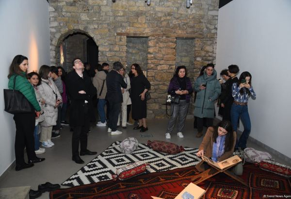YARAT Müasir İncəsənət Məktəbinin tələbələrinin “Keçmiş̧ nəsillərdən qalan izlər” sərgisi açılıb (FOTO)