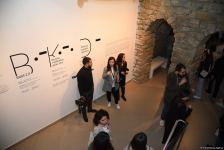 YARAT Müasir İncəsənət Məktəbinin tələbələrinin “Keçmiş̧ nəsillərdən qalan izlər” sərgisi açılıb (FOTO)
