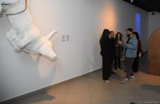 YARAT Müasir İncəsənət Məktəbinin tələbələrinin “Keçmiş̧ nəsillərdən qalan izlər” sərgisi açılıb (FOTO)