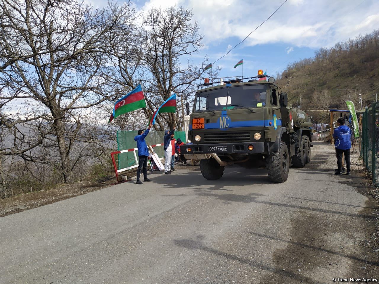 Sülhməramlılara aid 29 avtomobil Laçın yolundan maneəsiz keçib (FOTO)