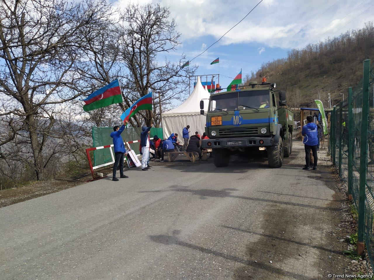 Sülhməramlılara aid 29 avtomobil Laçın yolundan maneəsiz keçib (FOTO)