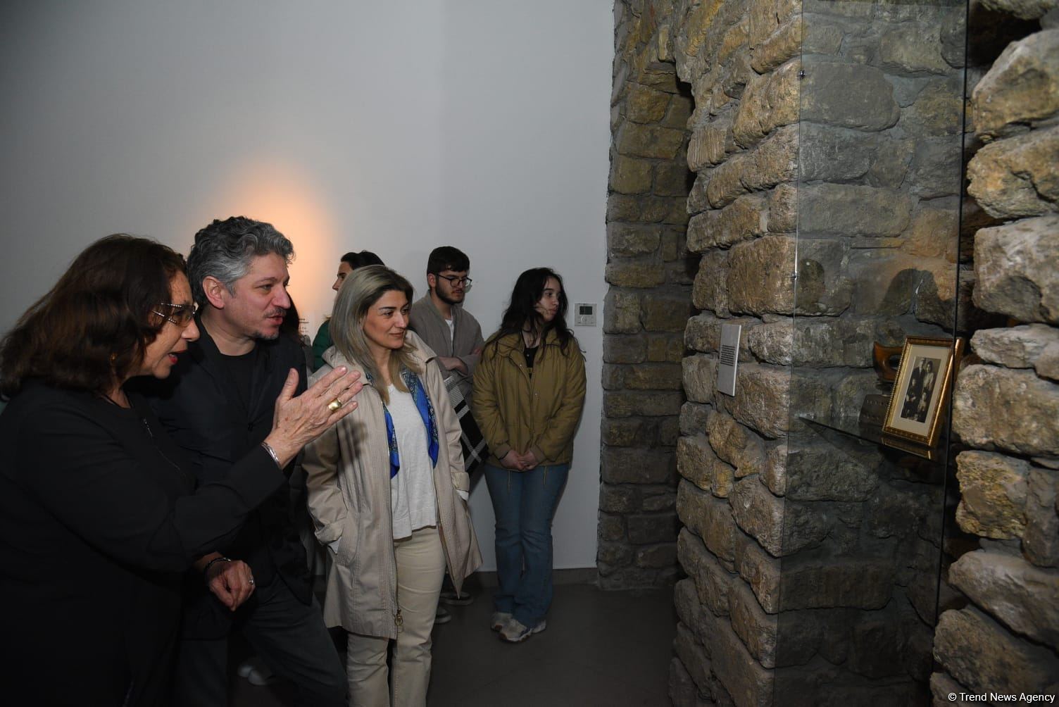 YARAT Müasir İncəsənət Məktəbinin tələbələrinin “Keçmiş̧ nəsillərdən qalan izlər” sərgisi açılıb (FOTO)