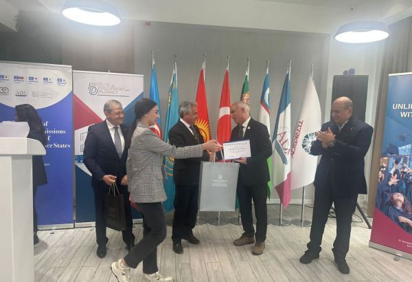 TÜRKSOY iclasının iştirakçılarına sertifikatlar təqdim olunub (FOTO)