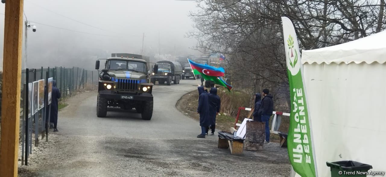 Sülhməramlılara aid 10 avtomobil Laçın yolundan maneəsiz keçib (FOTO)