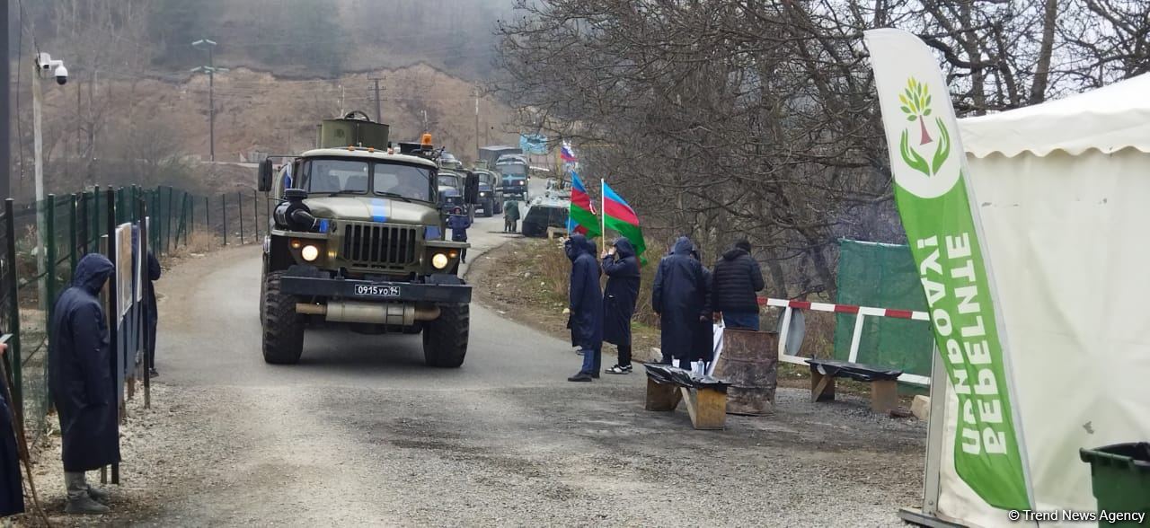 Sülhməramlılara aid 10 avtomobil Laçın yolundan maneəsiz keçib (FOTO)