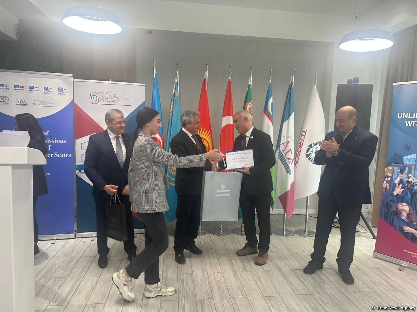 TÜRKSOY iclasının iştirakçılarına sertifikatlar təqdim olunub (FOTO)