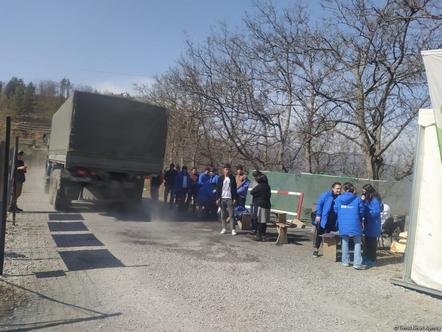Sülhməramlılara aid 10 avtomobil Laçın yolundan maneəsiz keçib (FOTO)