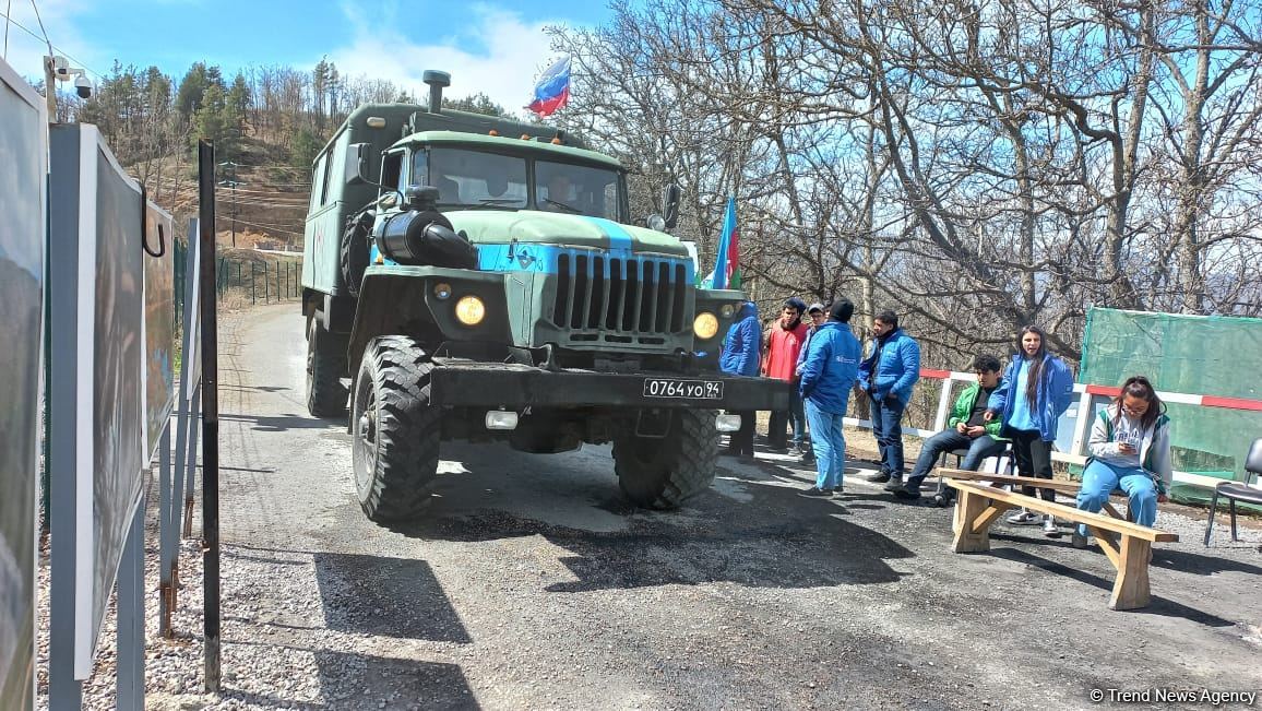 Sülhməramlılara aid 4 avtomobil Laçın yolundan maneəsiz keçib (FOTO)