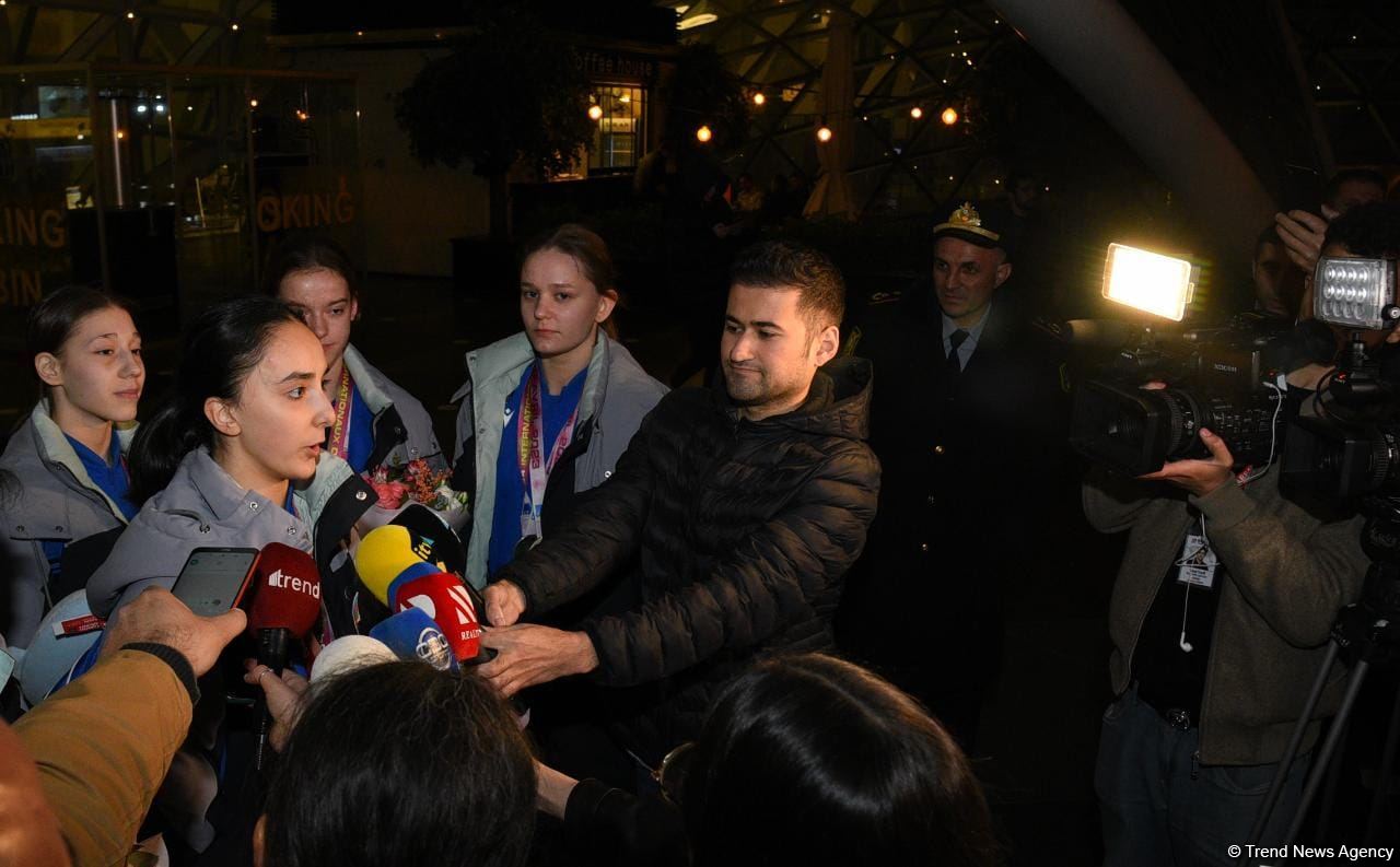 Azərbaycan gimnastları Fransadan medallarla qayıdıblar (FOTO)