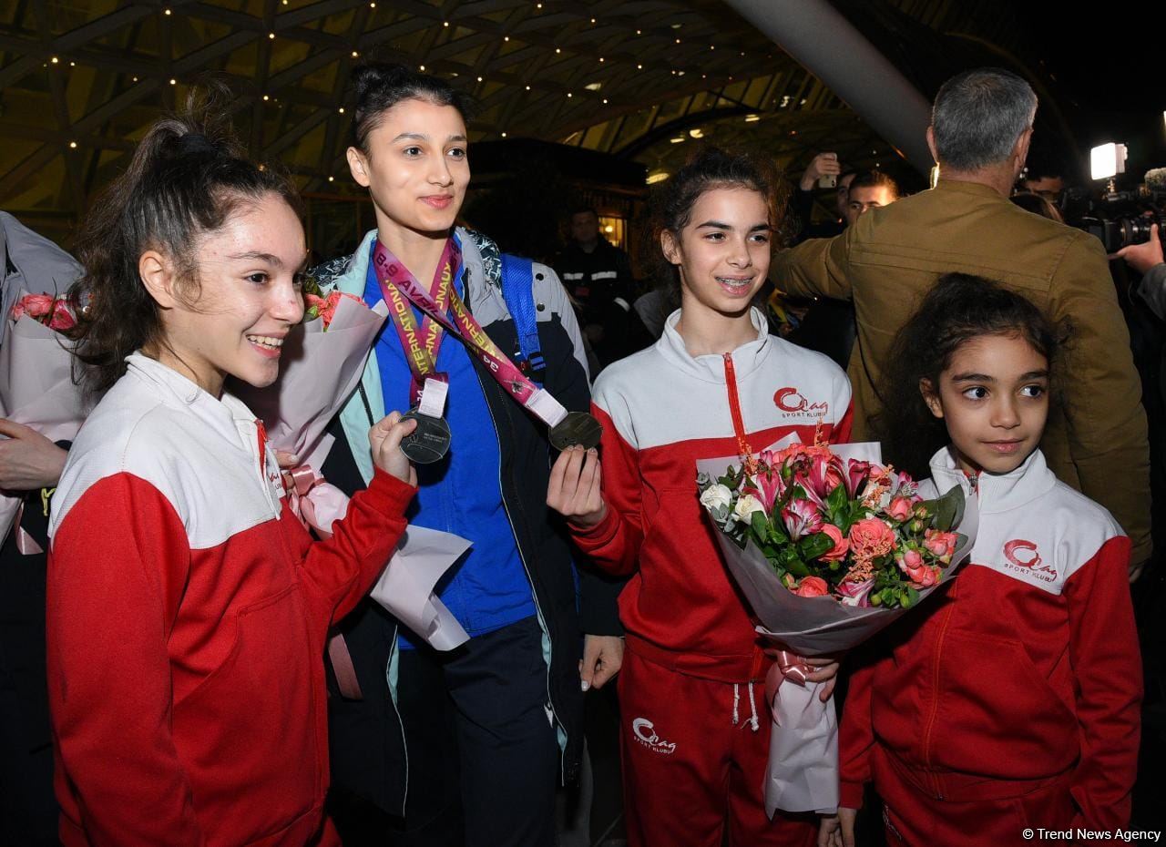 Azərbaycan gimnastları Fransadan medallarla qayıdıblar (FOTO)