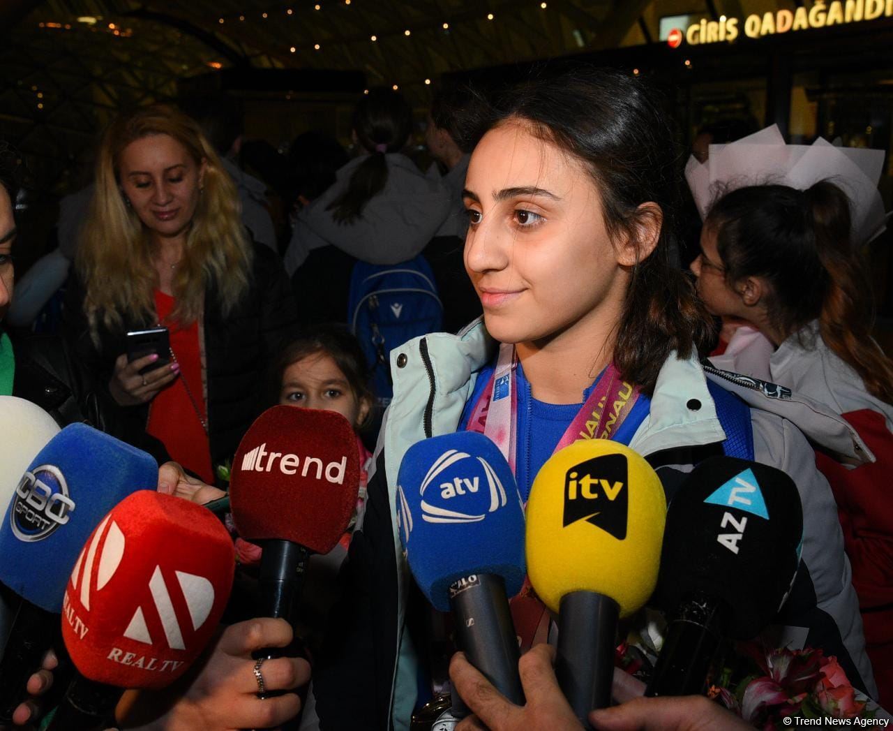 Azərbaycan gimnastları Fransadan medallarla qayıdıblar (FOTO)