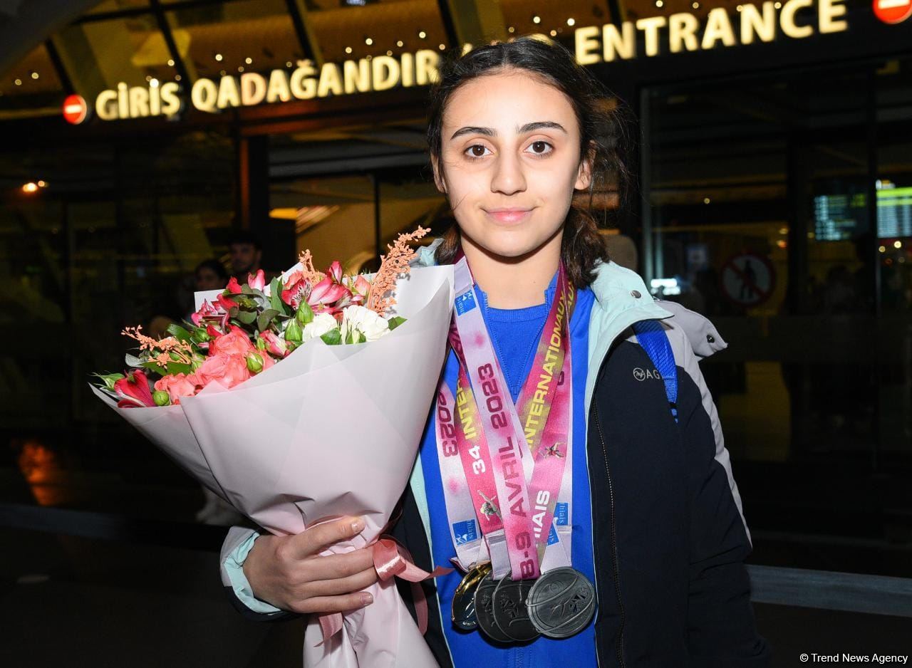 Azərbaycan gimnastları Fransadan medallarla qayıdıblar (FOTO)