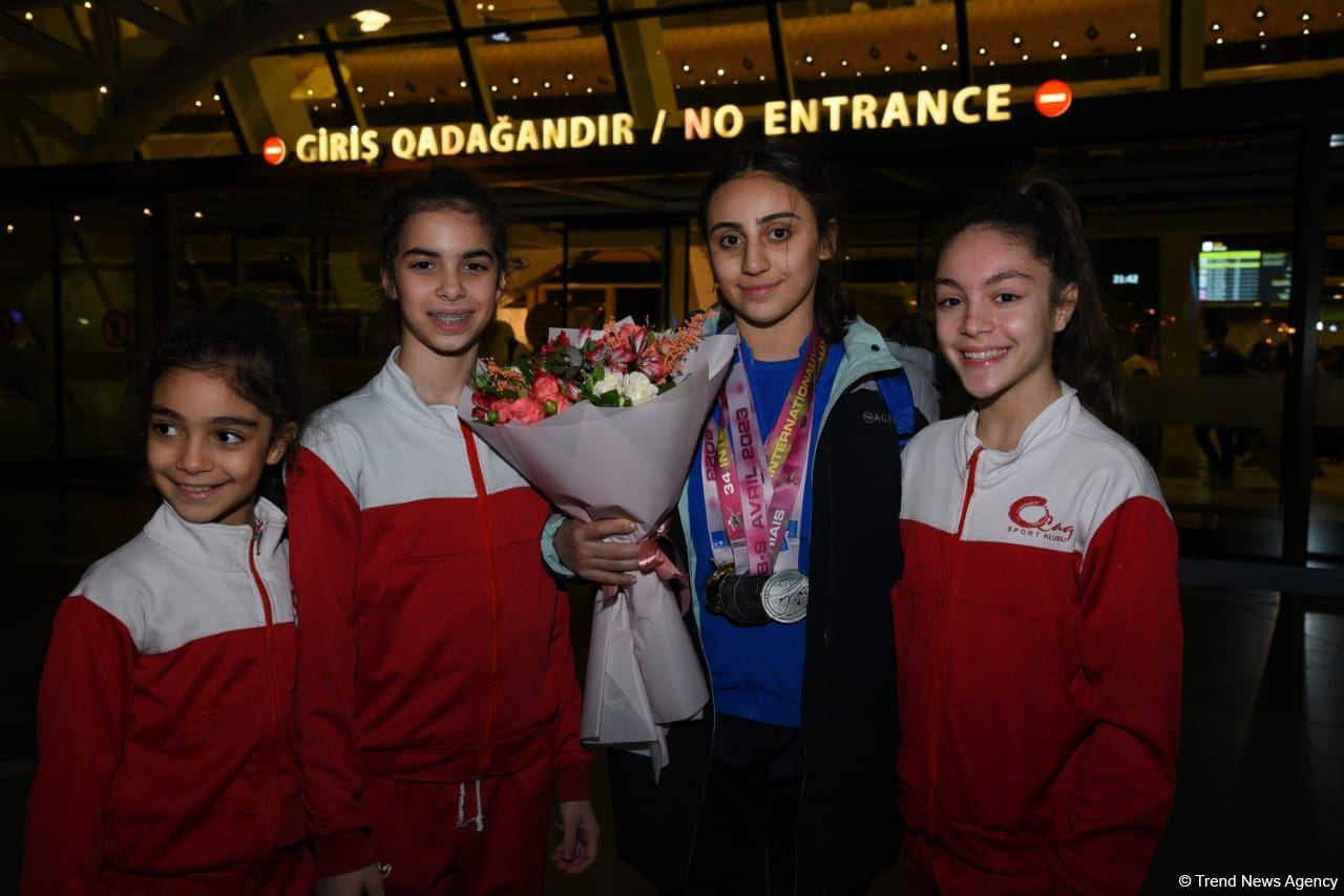 Azərbaycan gimnastları Fransadan medallarla qayıdıblar (FOTO)