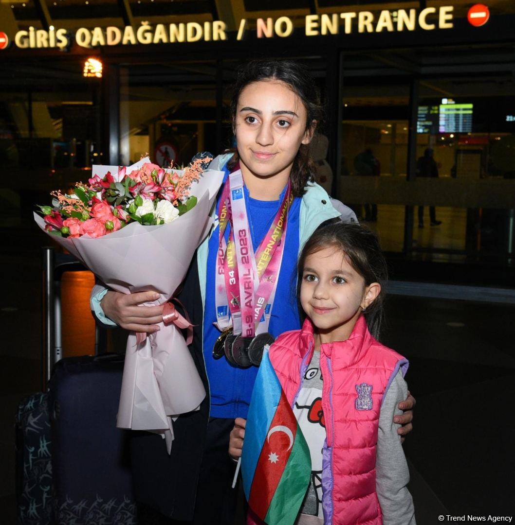 Azərbaycan gimnastları Fransadan medallarla qayıdıblar (FOTO)