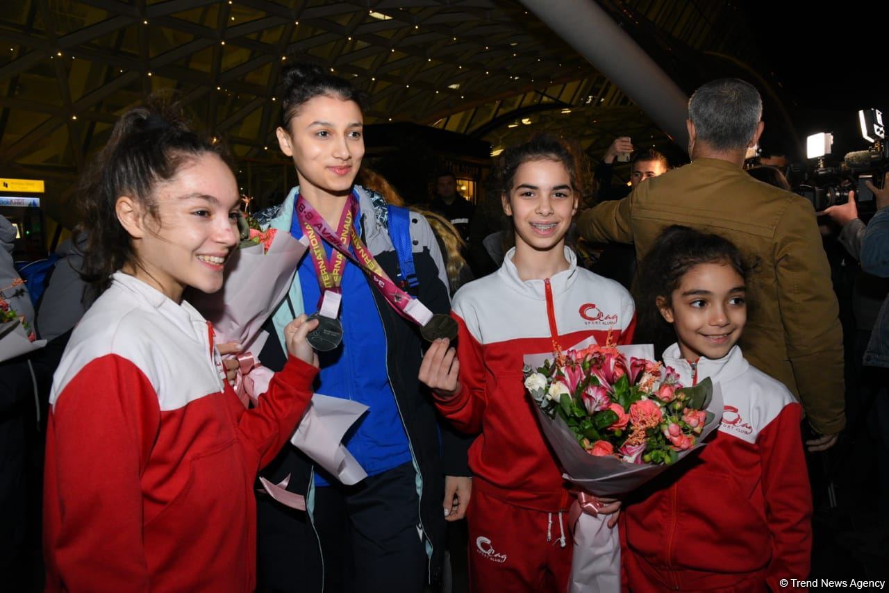 Azərbaycan gimnastları Fransadan medallarla qayıdıblar (FOTO)