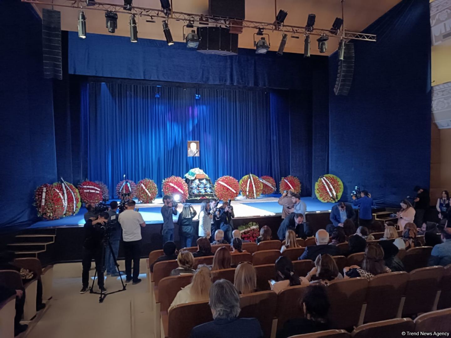 Xalq artisti Azərpaşa Nemətovla vida mərasimi keçirilir (FOTO)