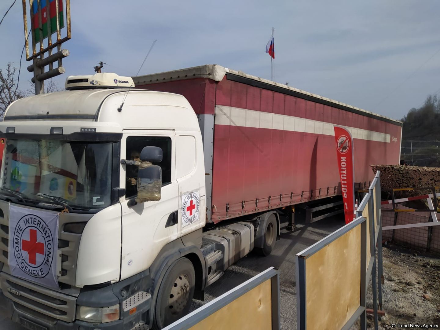 BQXK-ya məxsus avtomobillər Laçın yolundan keçib (FOTO)