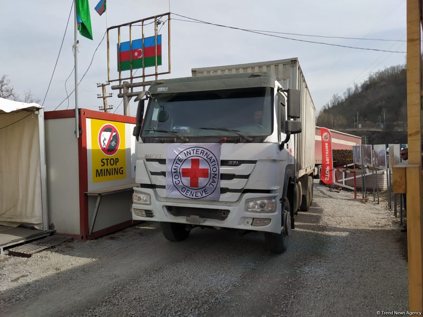 BQXK-ya məxsus avtomobillər Laçın yolundan keçib (FOTO)