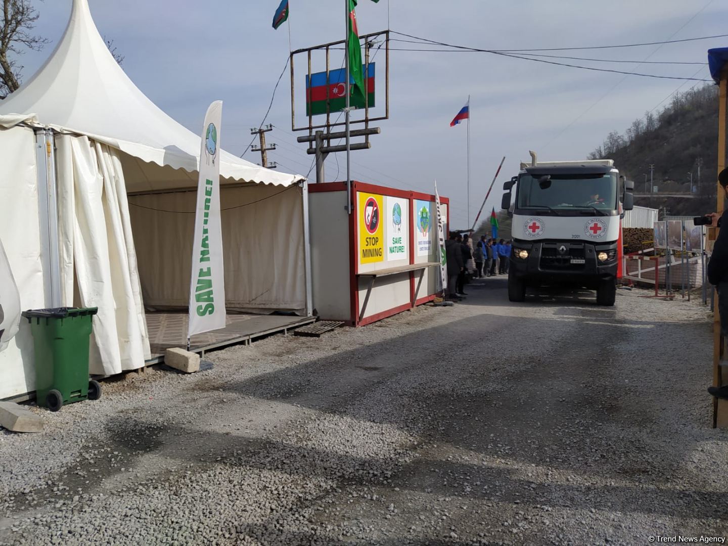 BQXK-ya məxsus avtomobillər Laçın yolundan keçib (FOTO)