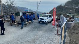 3 avtomobil Laçın yolundan maneəsiz keçib (FOTO)