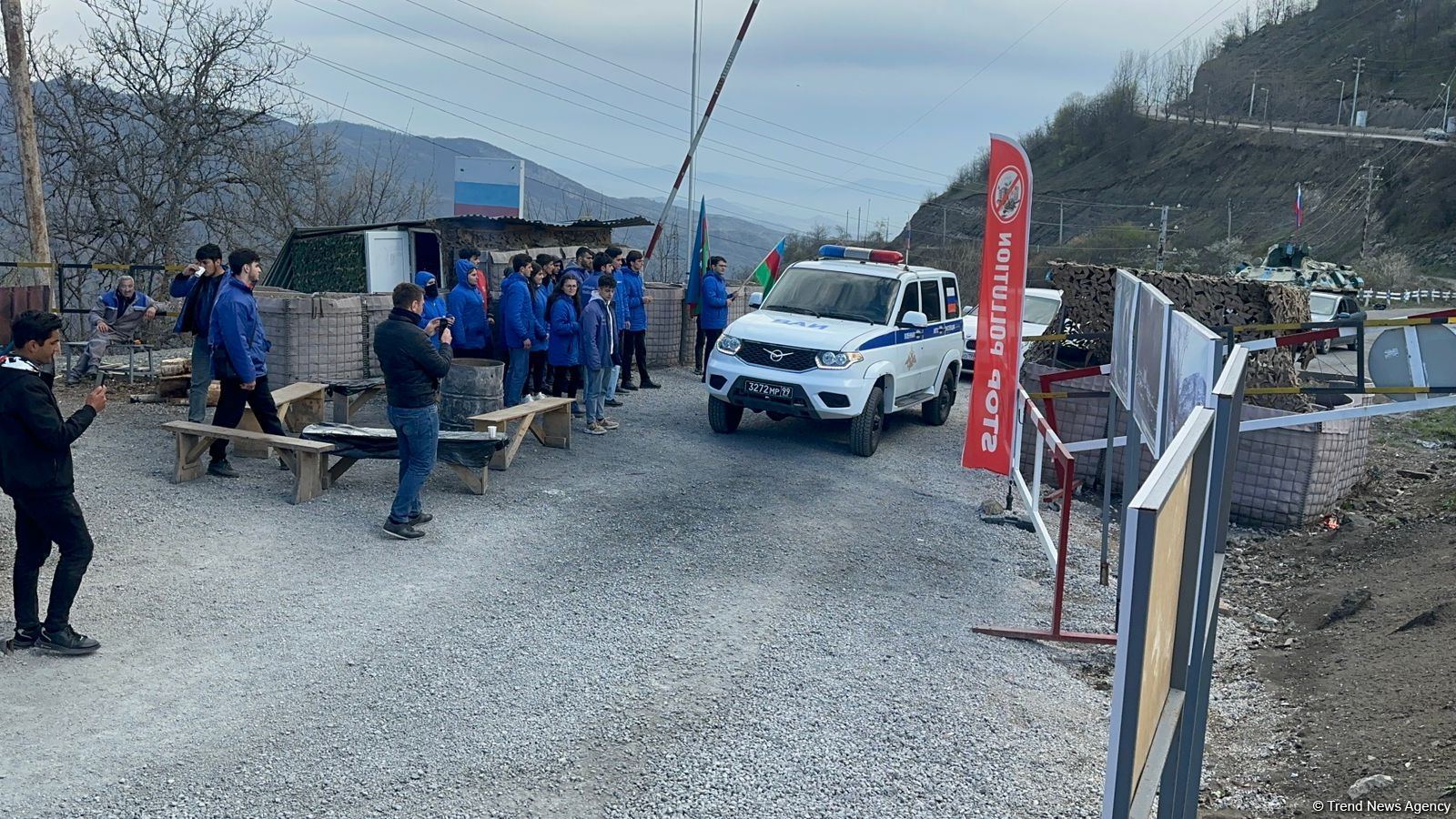 3 avtomobil Laçın yolundan maneəsiz keçib (FOTO)