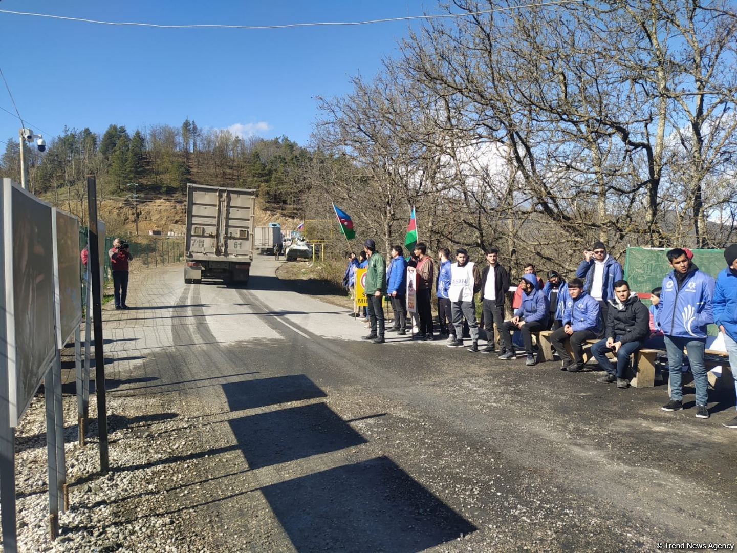 BQXK-ya məxsus avtomobillər Laçın yolundan keçib (FOTO)