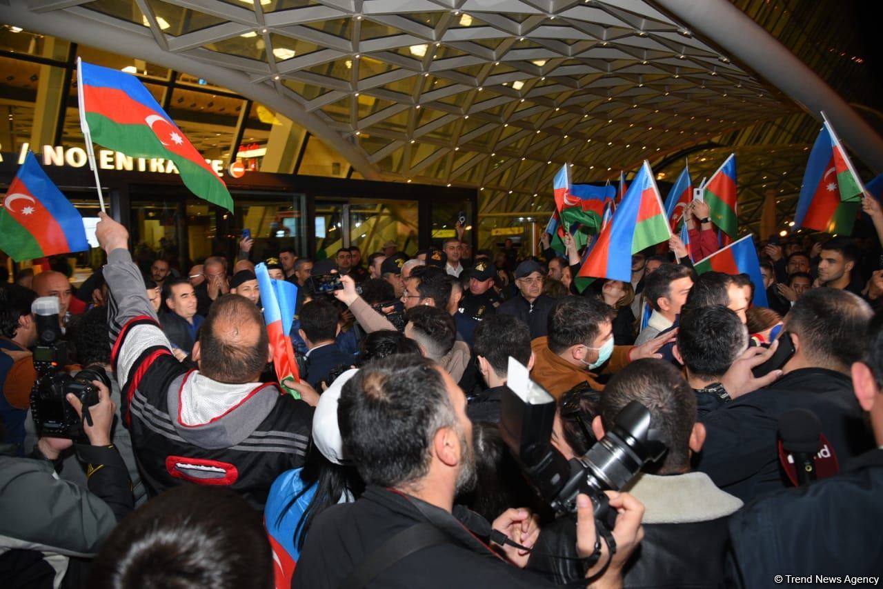 İdmançılarımız Bakıda böyük izdihamla qarşılandı (FOTO/VİDEO)